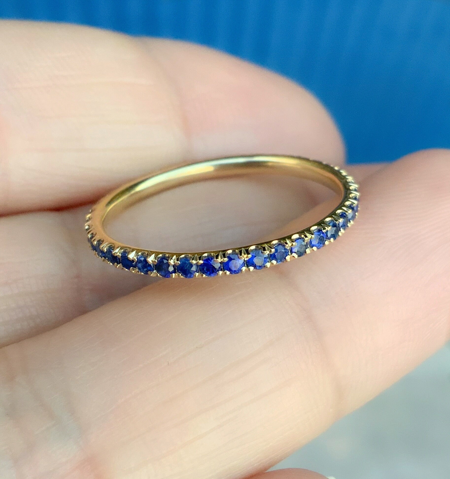 Blauer Saphir Eternity Ring/2mm Pave Full Blue Sapphire Ehering Royal September Stack Jahrestag von SARRIEL