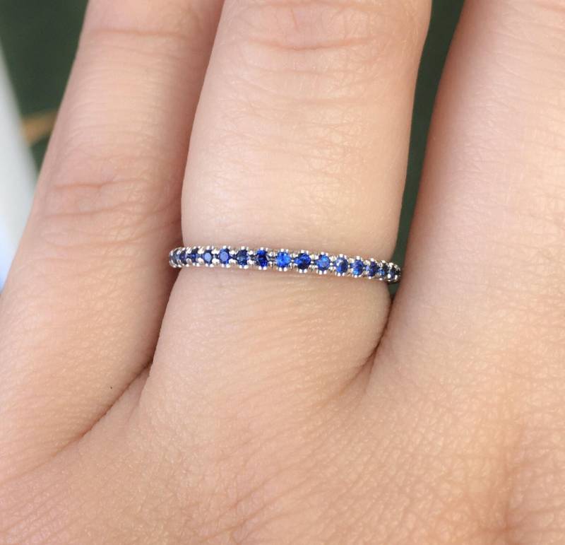 Blauer Saphir Eternity Ring/2mm Pave Half Blue Sapphire Ehering Royal September Stack Jahrestag von SARRIEL