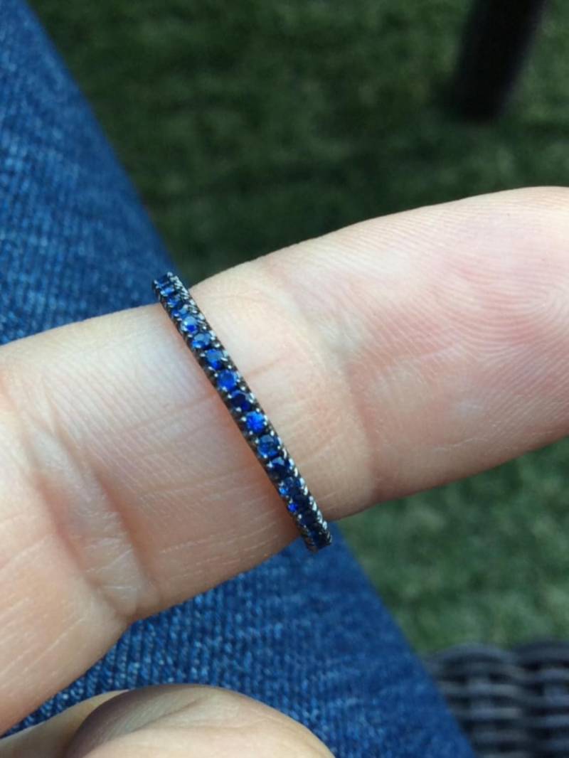 Blauer Saphir Pave Half Eternity Band Black Rhodium 1, 5 Mm Dunkelgrau Gold Mit Blauen Saphiren Jahrestag Hochzeit His Hers von SARRIEL