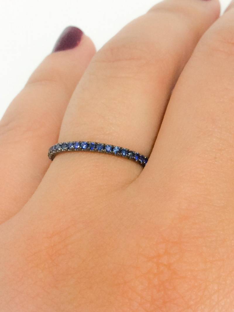 Blauer Saphir Schwarz Pave Hälfte Eternity Band 1, 5 Mm Rhodium Dunkelgrau Gold Blau Sapphire Einzigartige Infinity Ring Stack von SARRIEL