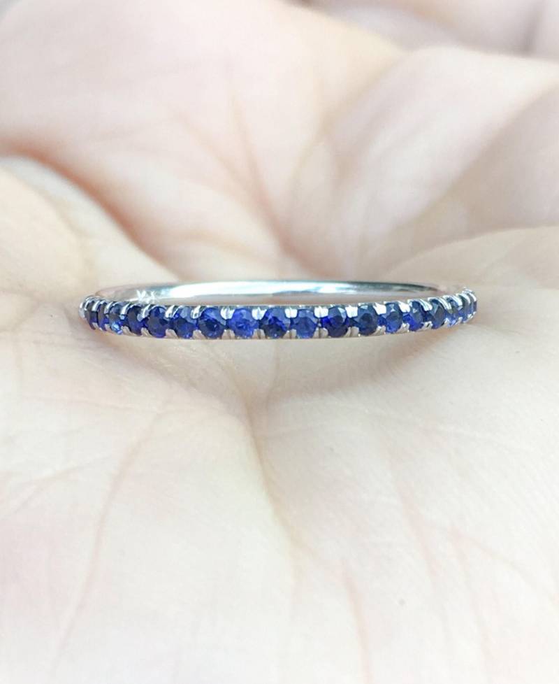 Blaues Saphir Pave Halbes Eternity Band/1, 5 Mm Mit Royal Blau Saphiren Hochzeit Infinity Gaurd Ring 45Th Jubiläum September Stapel von SARRIEL
