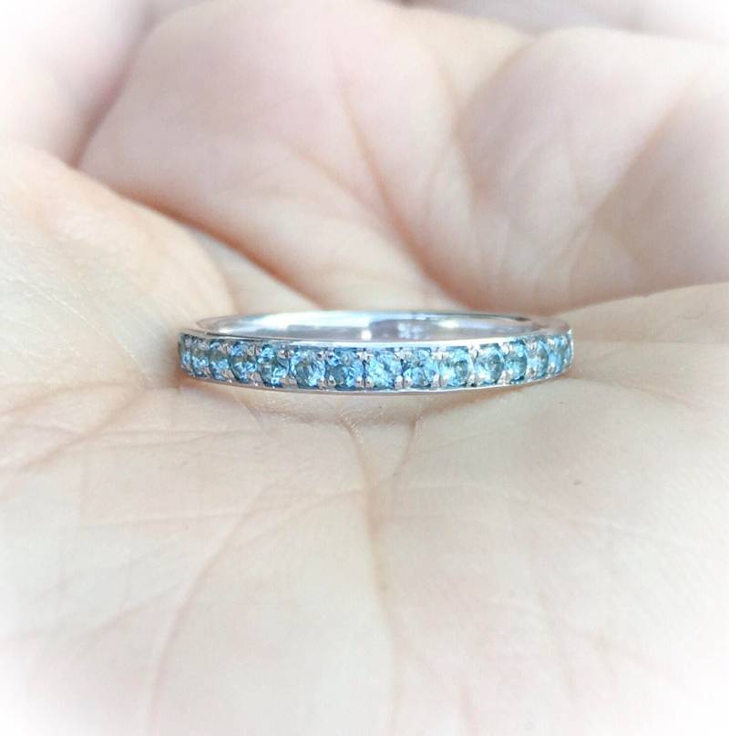 Blautopas Halbe Eternity Band Topaz Pave 2, 5 Mm Hochzeit Infinity Ring Sky Blue Topas Dezember Birthstone Stapelring von SARRIEL