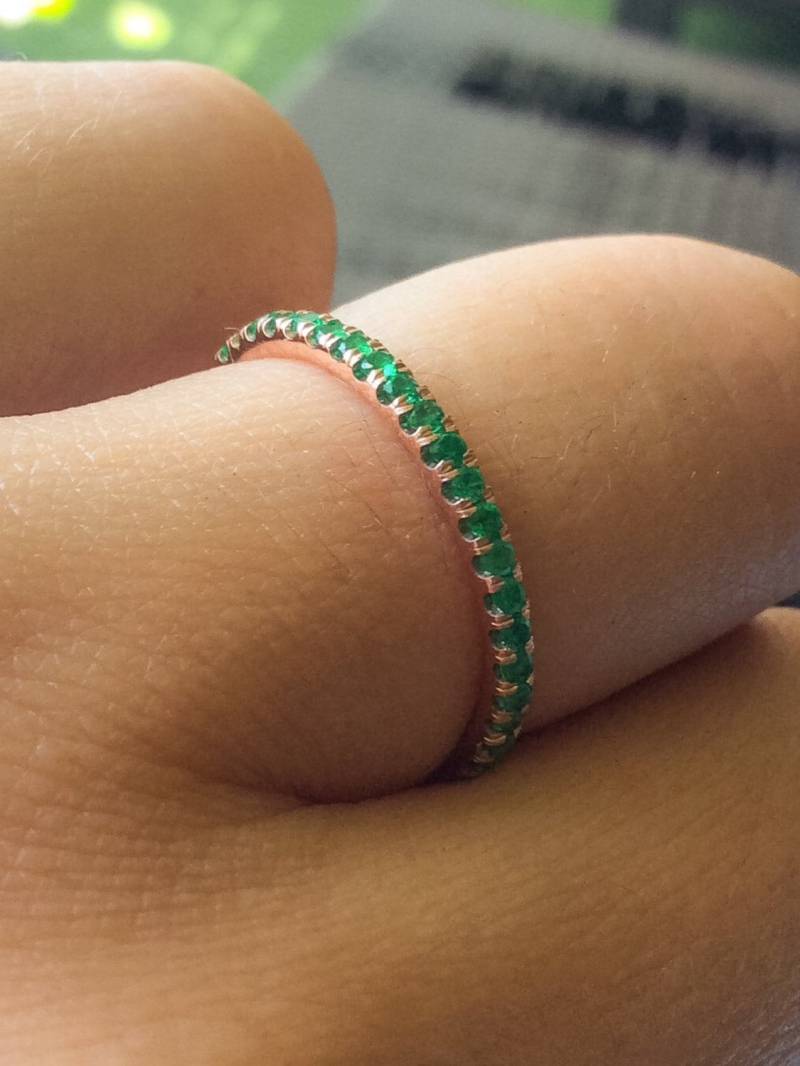 Einzigartiges Smaragd-Half-Eternity-Band/2-mm-Smaragd-Ring-Pavé/Smaragd-Infinity-Guard-Band/Grüner Geburtsstein/Smaragd-Hochzeitstag-stapel von SARRIEL