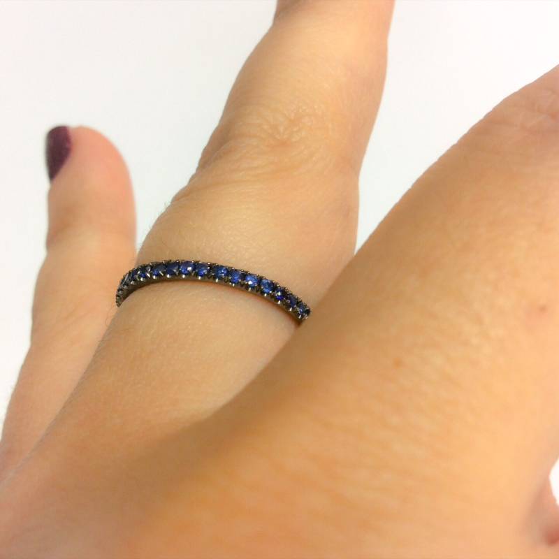 Eternity Band Blaue Saphire Schwarze Rhodium 1.5mm Dunkel Grau Pave Mit Blauen Saphiren Schwarz Gold Infinity Stack von SARRIEL
