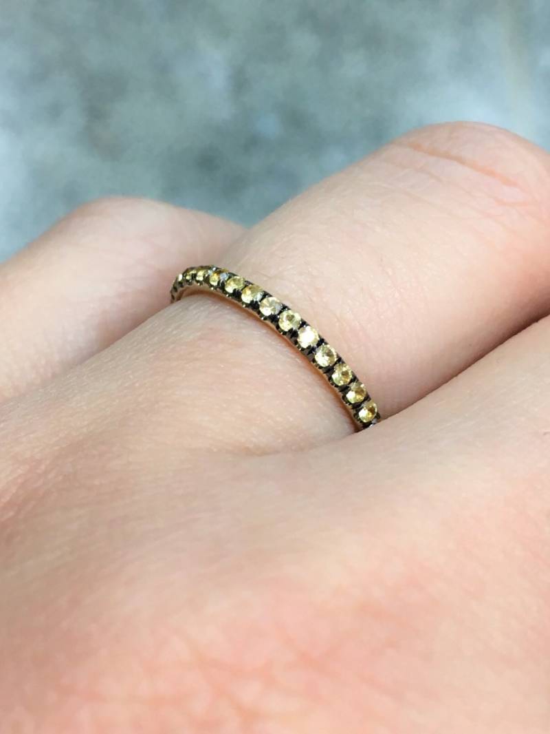 Gelber Saphir Halbe Eternity Band Schwarz Rhodium Pave Infinity Ring 1.5mm Hochzeit Jahrestag September Birthstone Stacking von SARRIEL