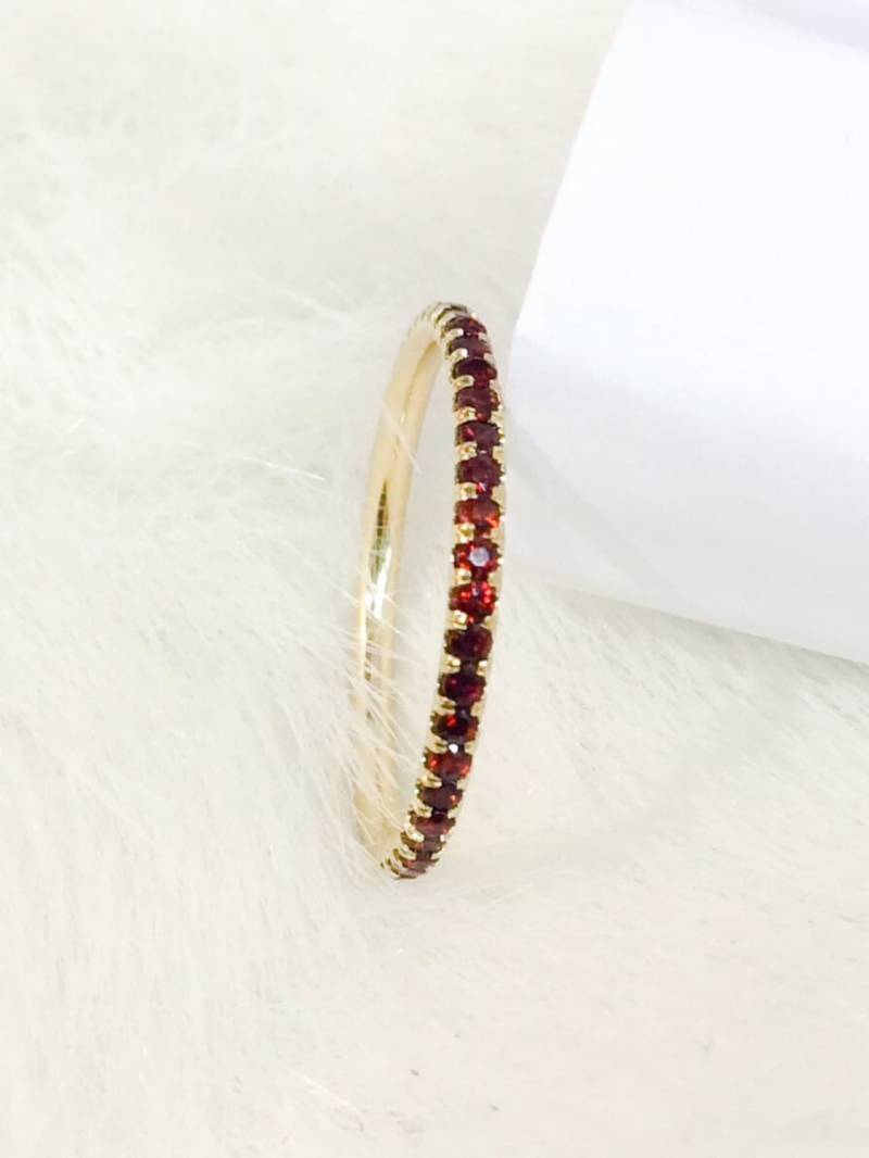 Granat Eternity 1.7 Mm Ring/Pave Schutzring Natürlicher Wedding Band Infinity Januar Birthstone Stack von SARRIEL