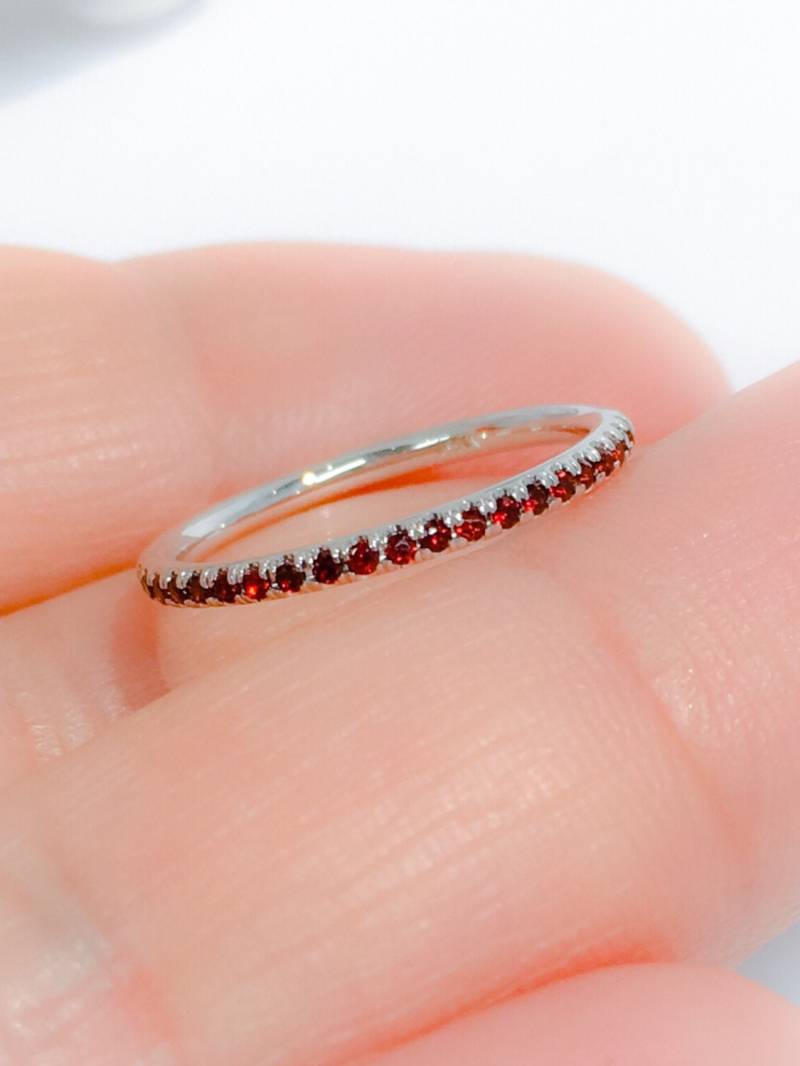 Granat Full Eternity Ring/1.5mm Pave Ehering 2. & 6. Jahrestag Januar Stack Natürlicher Infinity Gaurd von SARRIEL