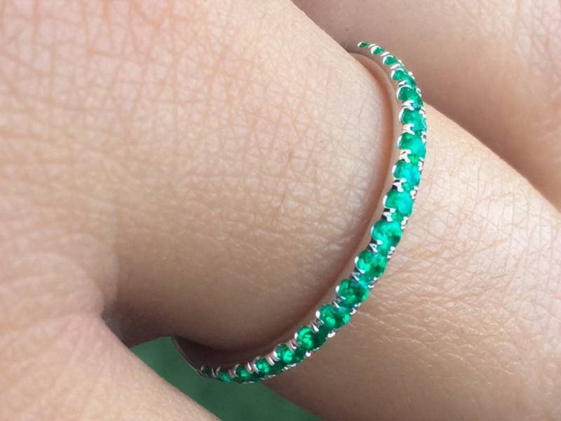 Halbe Ewigkeit Pave Smaragd Ring/2 Mm Stapeln Natürliche Infinity Band Grün Geburtstag 2Mm Hochzeit von SARRIEL