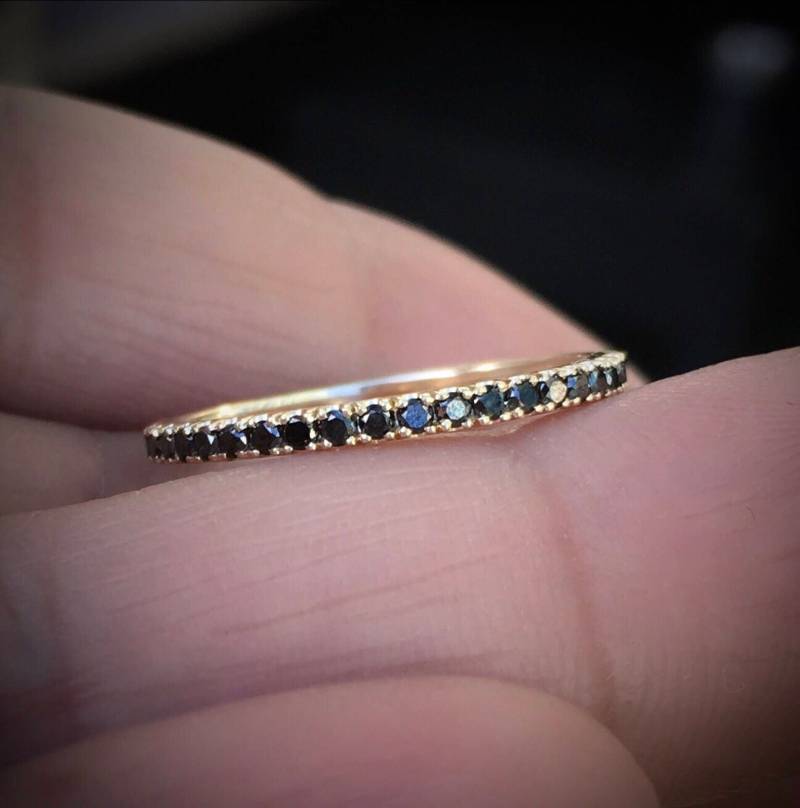 Halber Karat Schwarzer Diamant Pave Voll Eternity Bandring/Einzigartiger Ehering Infinity Ring 1, 5 Mm Stapelring von SARRIEL