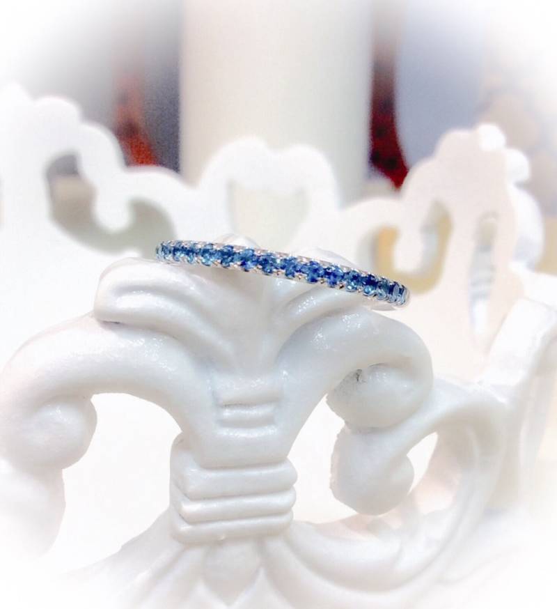 London Blauer Topas Pave Halb Eternity Ring/1.8mm Infinity Band Dezember Birth Stack 4. & 19. Jahrestag von SARRIEL