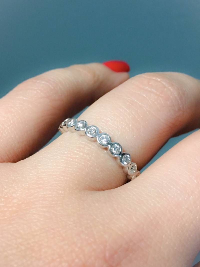 Natürliche Diamant Lünette Set Halbe Eternity Bubble 3 Mm Ring/Einzigartige Scalloped Dot Band Vintage Look Guard Stapelring von SARRIEL