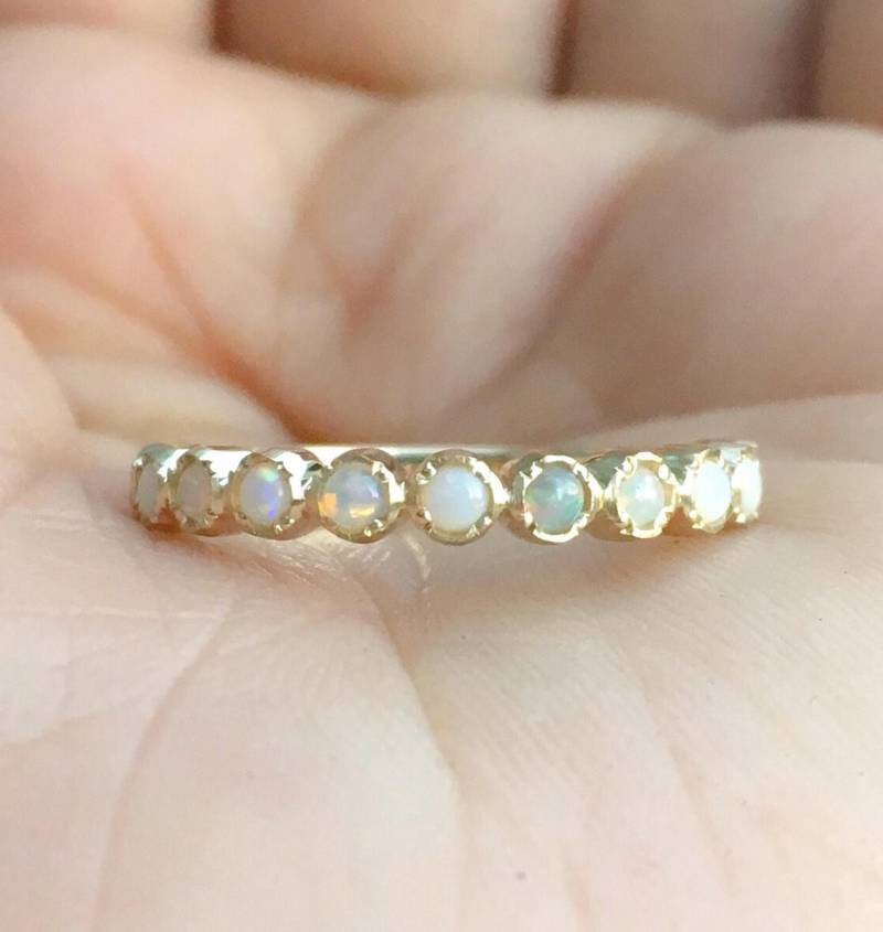 Opal Band Lünette Halb Eternity Hochzeitsjubiläum Ring 3mm Feueropal Vintage Look Einzigartiger Versprechensring Oktober Stacking von SARRIEL