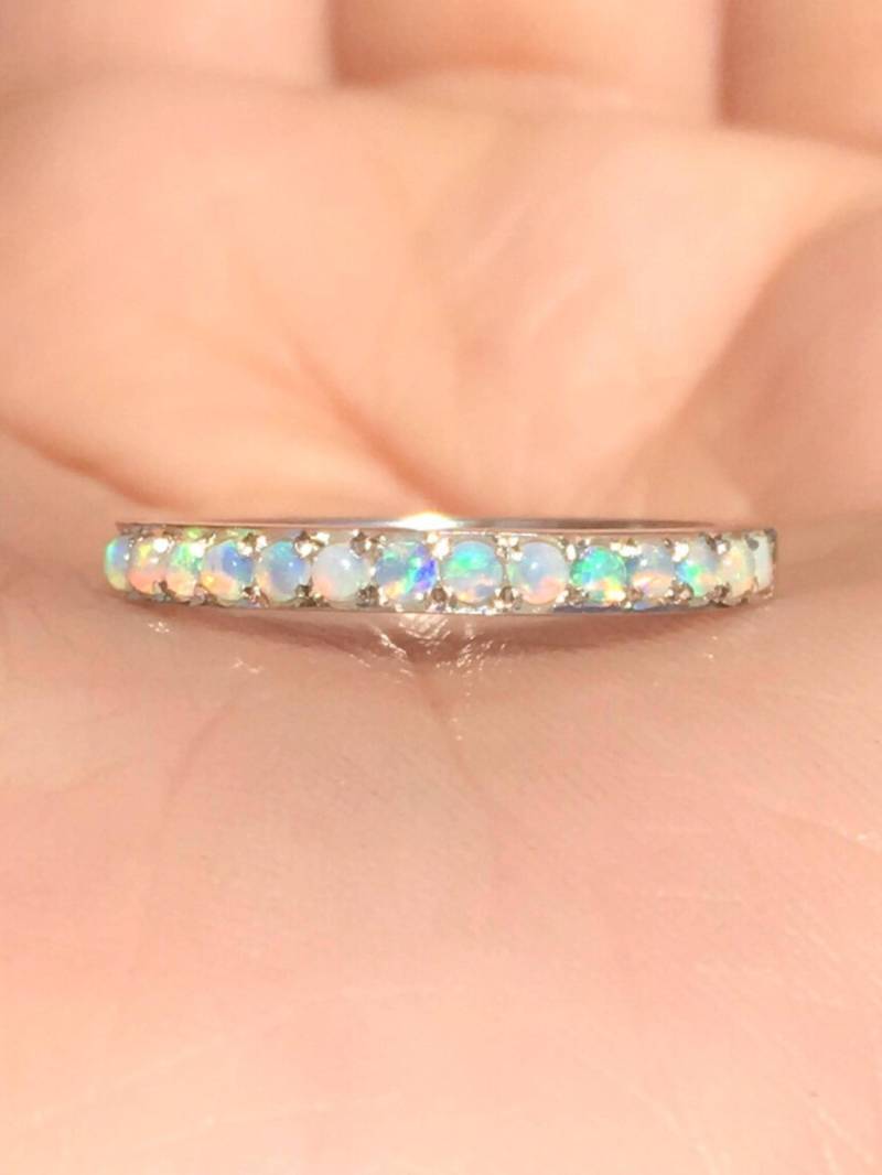 Opal Eternity Band Opalring Halbe Ewigkeit Feueropal Pave Einzigartige Hochzeitsjubiläum Ring 3mm Infinity Stacking Oktober Geburtsstein von SARRIEL
