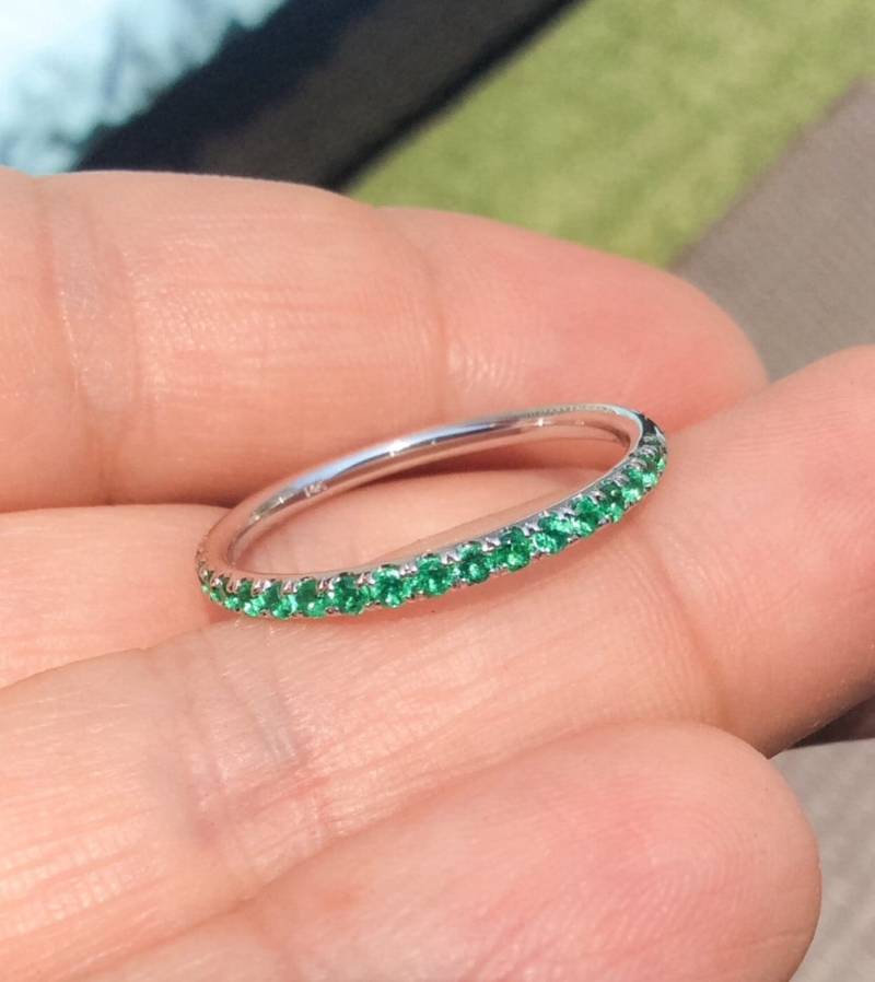 Pave Smaragd Halb Eternity Ring/2Mm Bandring Natürliche Infinity Band Mai Birthstone Ewigkeit Grün Stapel 2 Mm Schutzband von SARRIEL