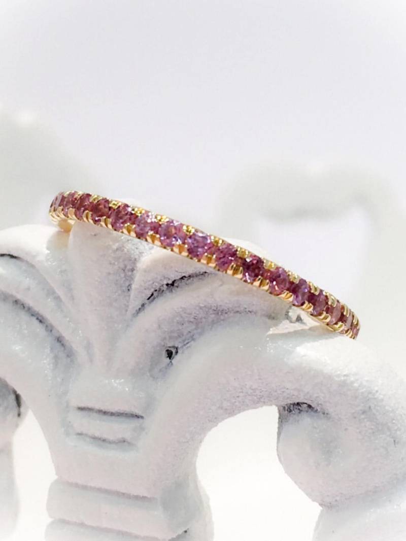 Pink Turmalin Pave Voller Eternity Ring/Oktober Edelstein Stapelring 2 Mm Wedding Band Unendlichkeit Schutzring von SARRIEL