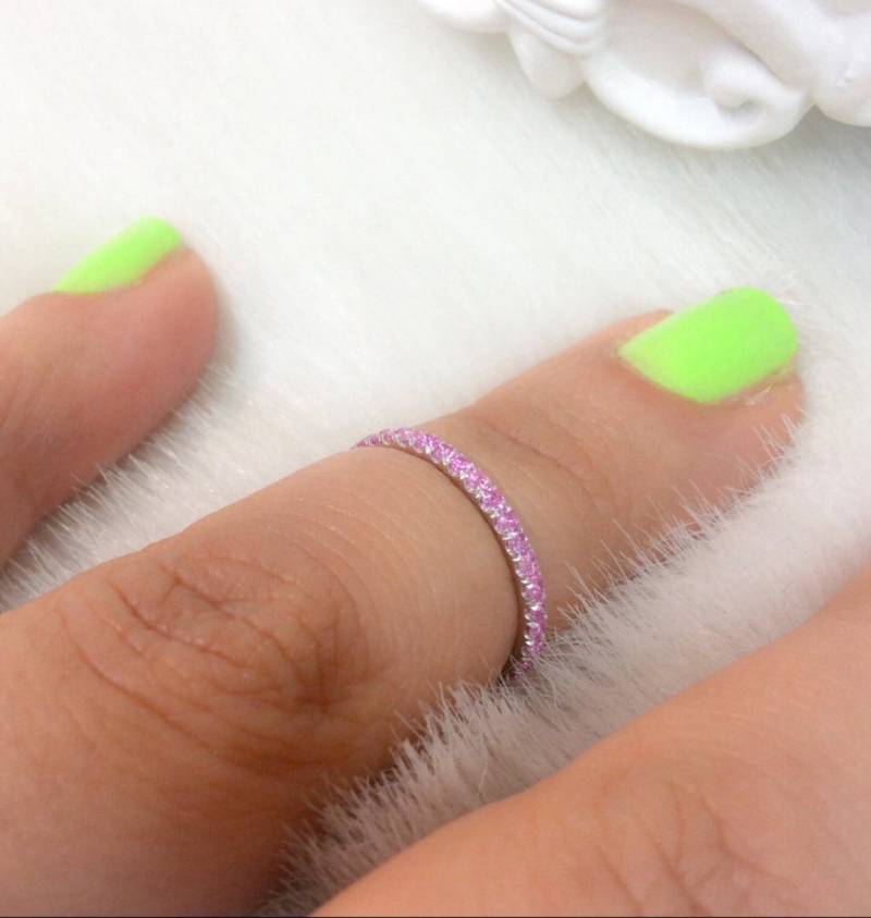 Rosa Saphir Band Halbe Ewigkeit Pave Ring 1, 5mm Erröten Braut Infinity Sweet 16 Einzigartiges Geschenk Oktober Birthstone Stacking von SARRIEL