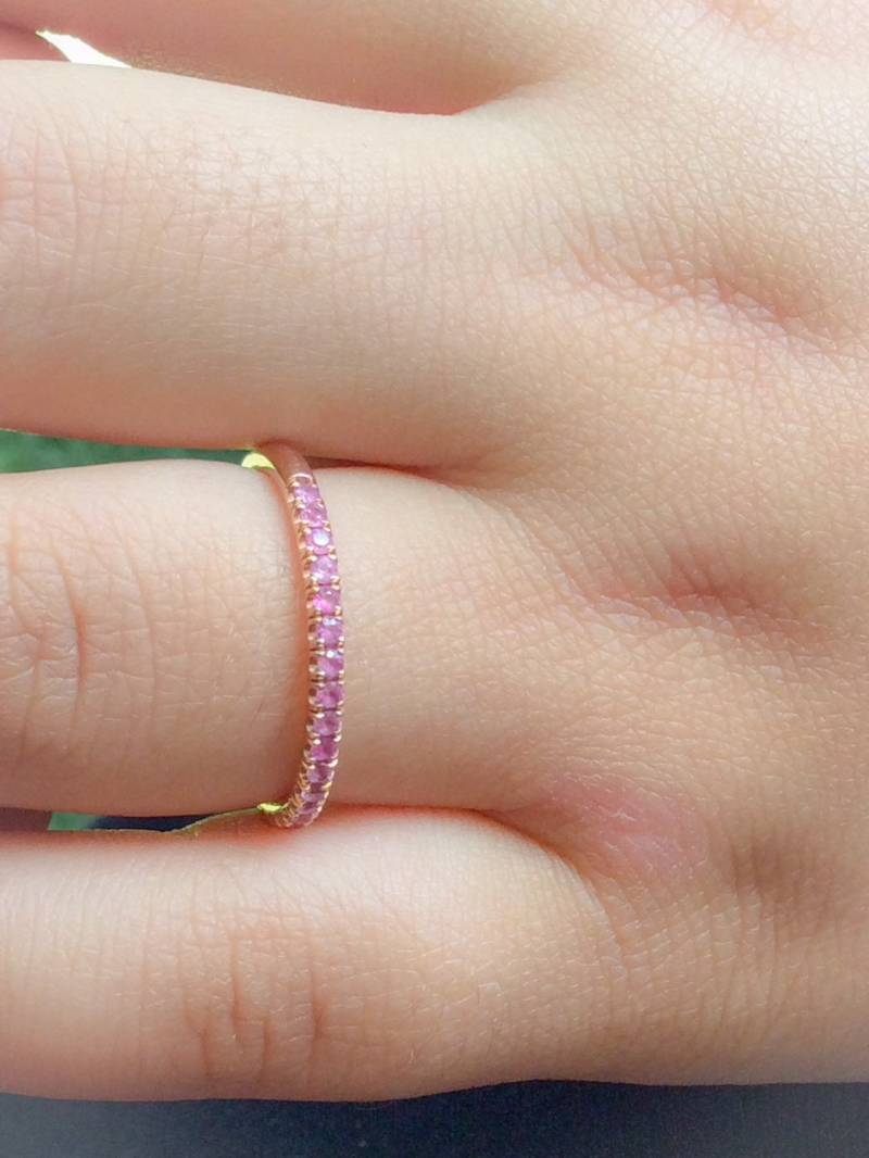 Rosa Saphir Band Unendlichkeit 1, 5 Mm Ring Pave Jubiläum Gaurd Süß 16 Geschenk Birthstone Stapelring von SARRIEL