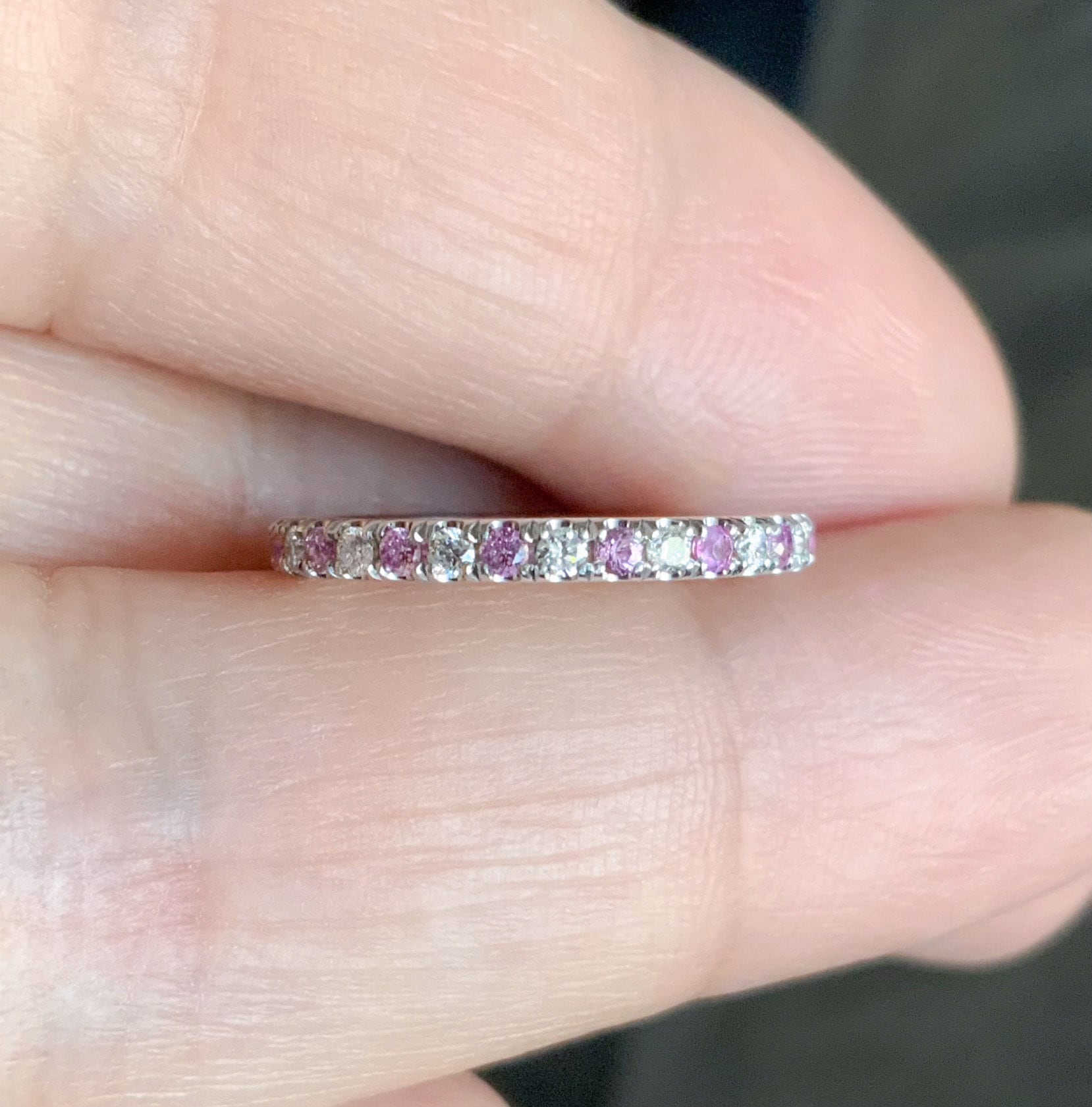 Rosa Saphir Diamant Ring/Natürlicher Wechsel 2mm Band Micro Pave Halbe Ewigkeit Hochzeit Stack 14K, 18K Oder Platin von SARRIEL