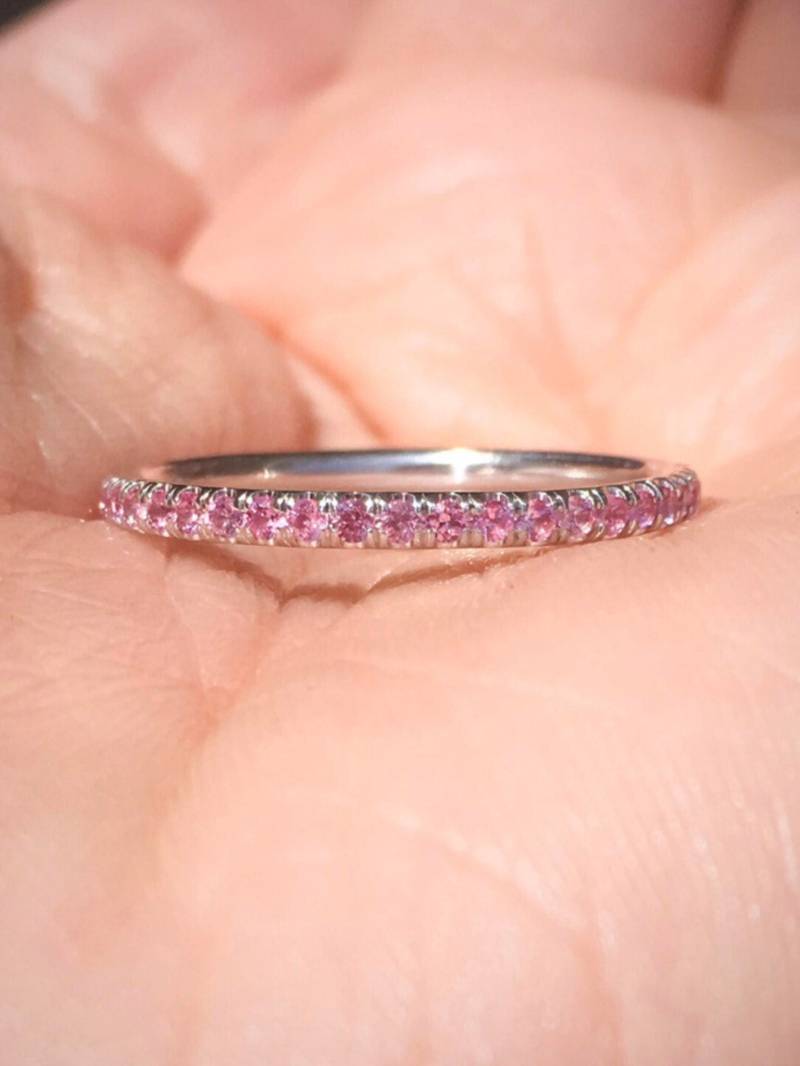 Rosa Saphir Eternity Ring/1.8 Mm Braut Pave Infinity Sapphire Guard Band Sweet 16 Geschenk Oktober Birth Stack von SARRIEL