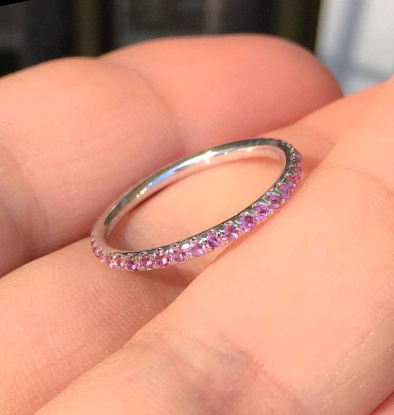 Rosa Saphir Eternity Ring/2mm Pave Pink Sapphire Band Infinity Ehering Oktober Birthstone Stack von SARRIEL