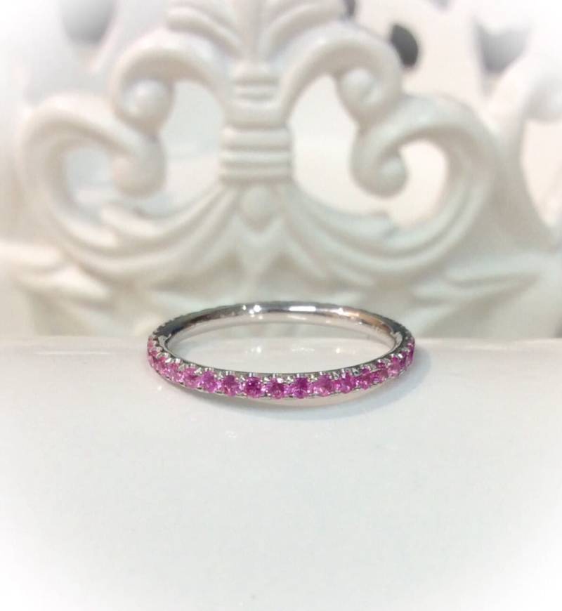 Rosa Saphir Eternity Ring 1.5mm Blushing Braut Pave Infinity Band Hochzeit Jahrestag Oktober Birth Stack von SARRIEL