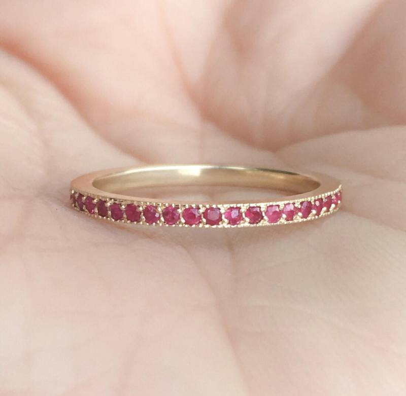 Rubin Band 3/4 Eternity Pave Ring Hochzeit Jahrestag Miligrain Stack Guard Juli Birthstone 1.5mm von SARRIEL