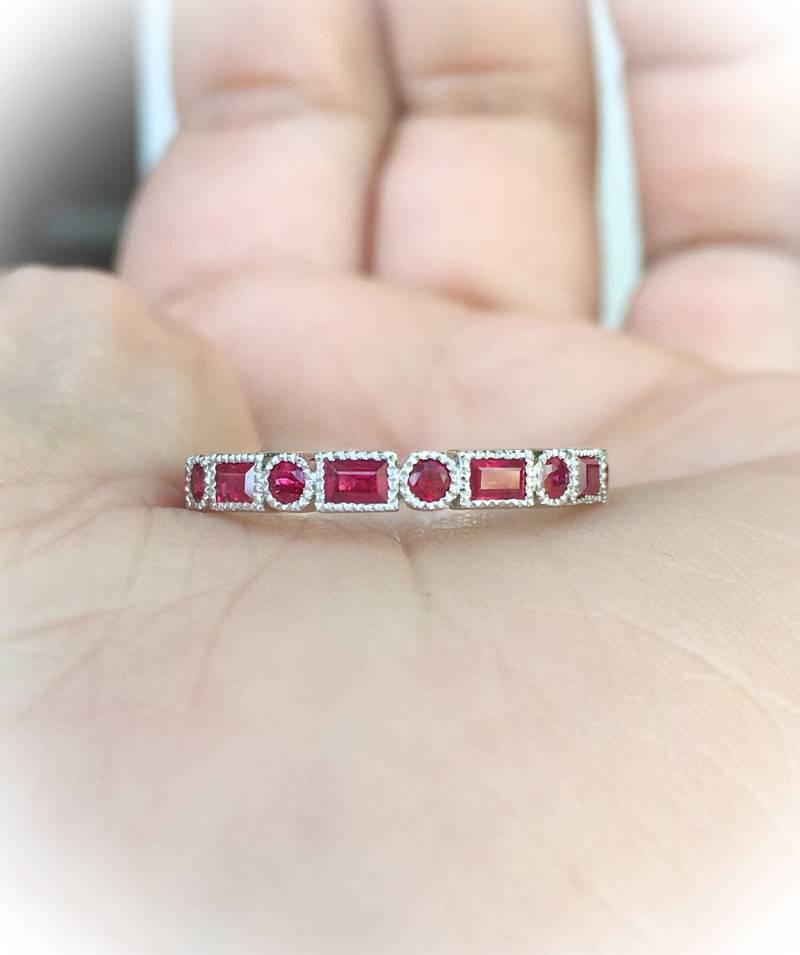 Rubin Band Baguette Dot Rubinring Und Runde Ehering Vintage Bezel Ring Art Deco Passender Stapel von SARRIEL