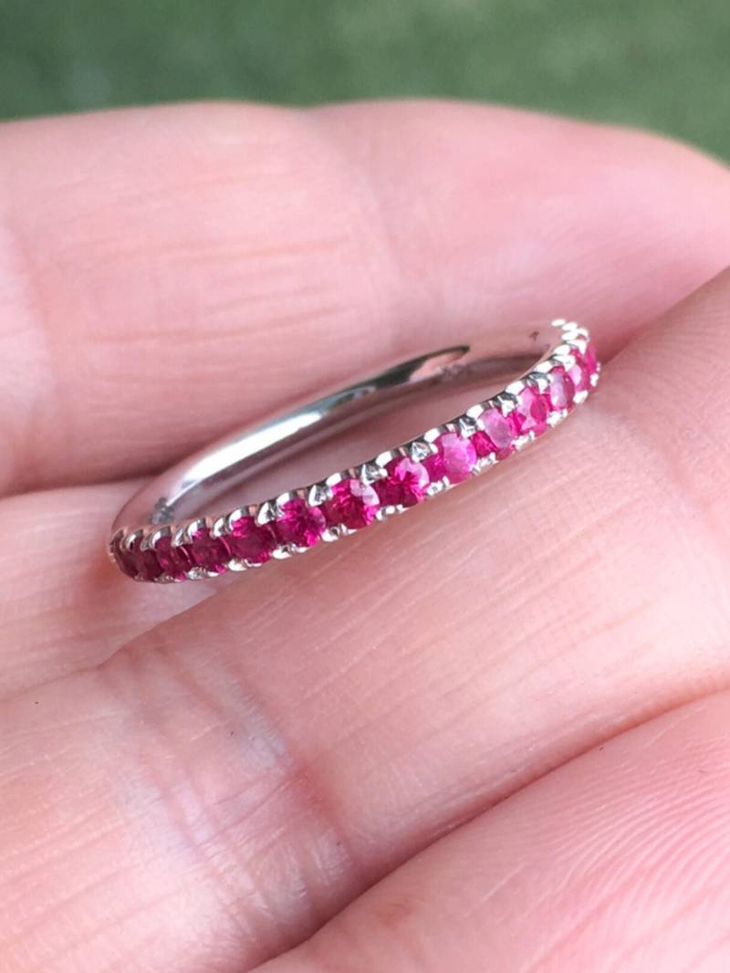 Rubin Band Ring Halbe Ewigkeit 2.5mm Pave Ehering Natürlicher Infinity Stacking Jahrestag Juli Birthstone von SARRIEL
