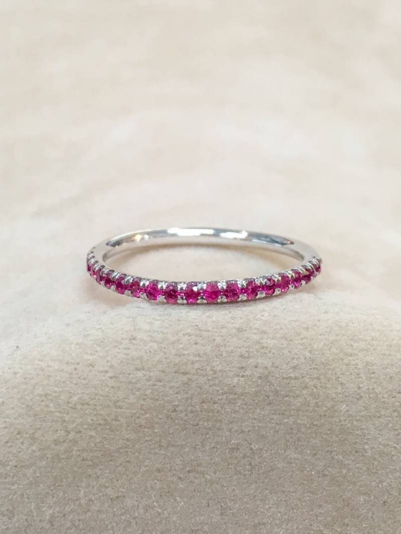 Rubin Pave Eternity Band Hälfte 1, 8 Mm Hochzeit Jubiläum Infinity Ring Juli Geburtsstein Rot Stapelring von SARRIEL