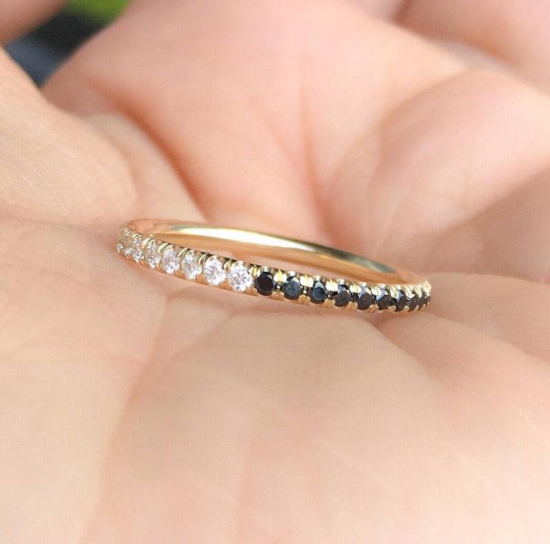 Schwarz-Weiß-Diamant-Band/Halb Schwarzer, Halb Weißer Diamant Pave Eternity Ring 1.5 Mm Semi Infinity Schwarz Weiß Stapelring von SARRIEL