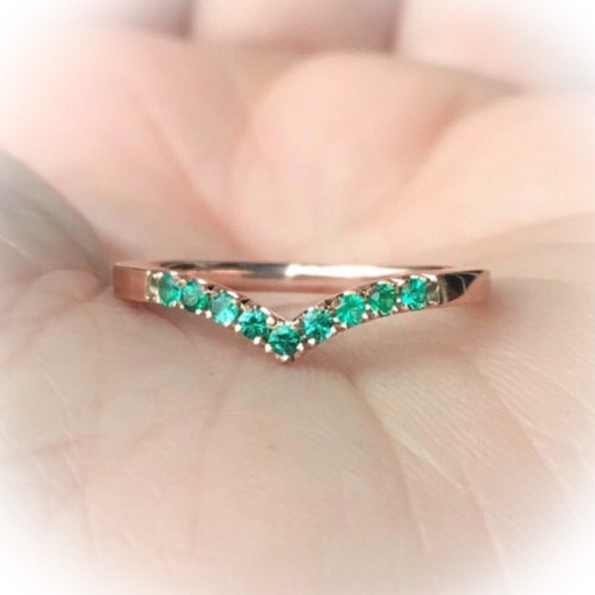 Smaragd Chevron Pave Hochzeitsband/1.8 Mm V-Form Wishbone Ring Flair Schatten Stacking Band Nesting Krone V-Ring Smaragd Chevron Pave Hochzeitsband/1.8 Mm V-Form Wishbone Ring Flair Schatten Stacking Band Nesting Krone V-Ring von SARRIEL