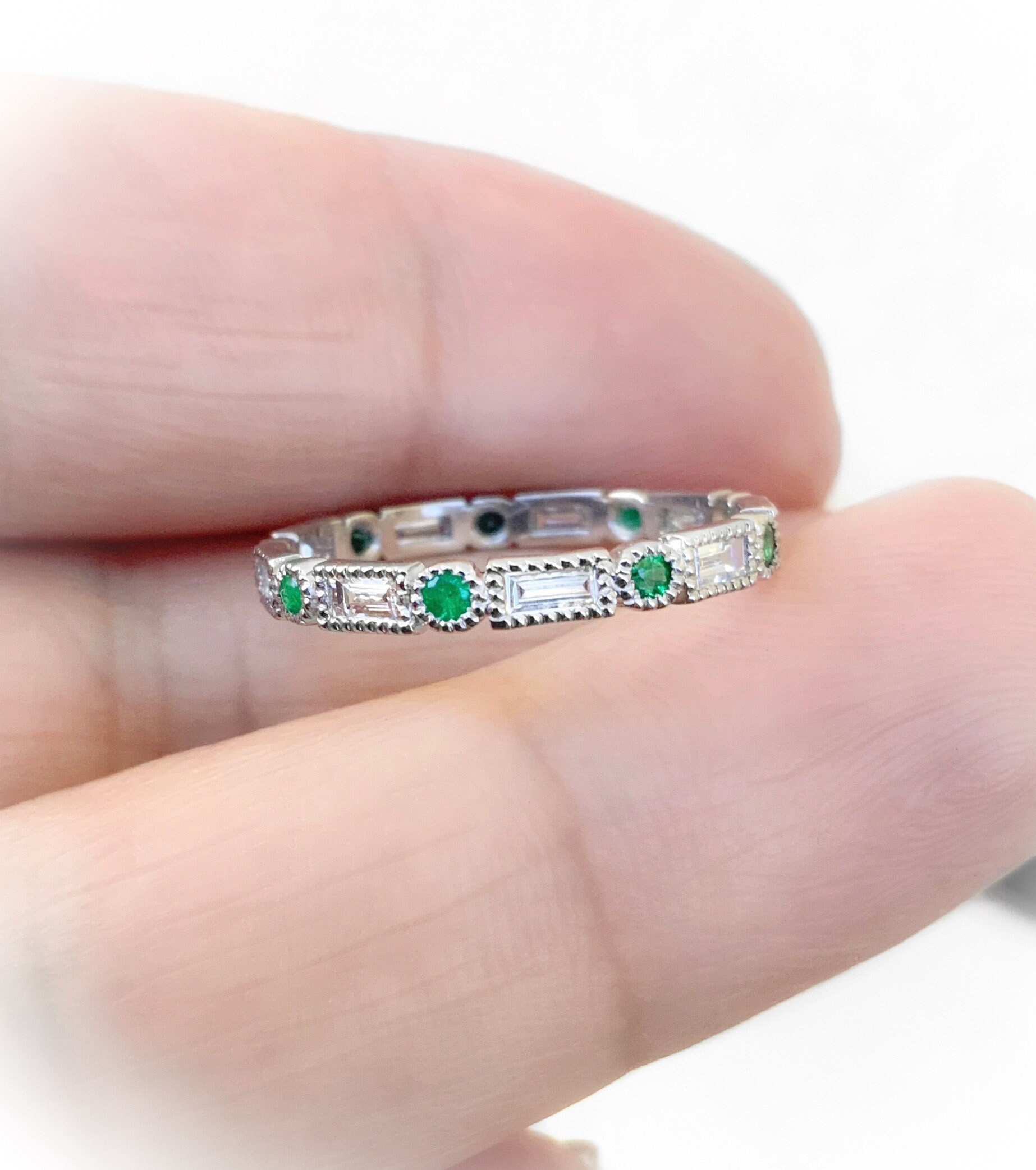 Smaragd Diamant Baguette Dot Milgrain Ring/Lünette Set Rund & Ewigkeit Ehering Einzigartiger Birthstone Stack von SARRIEL