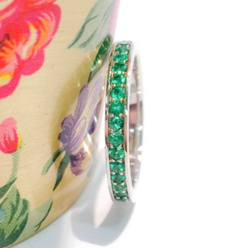 Smaragd Ehering/2, 3 Mm Kanal Pave Set Natürlicher 3/4 Eternity Ring Bright Cut Stapel Mai Birthstone Push Geschenk von SARRIEL
