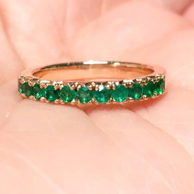 Smaragd Eternity Band Ring/2, 7 Mm French Pave Prong Set Infinity Birthstone Green May Guard Stacking von SARRIEL