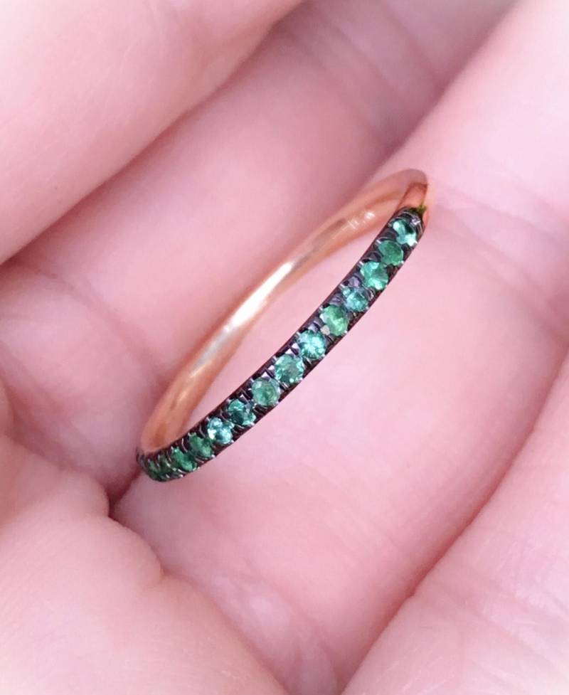 Smaragd Halb Eternity Band/1, 5 Mm Schwarzgold Ring Pave Schutzband Grüner Geburtsstein Jubiläumsring von SARRIEL