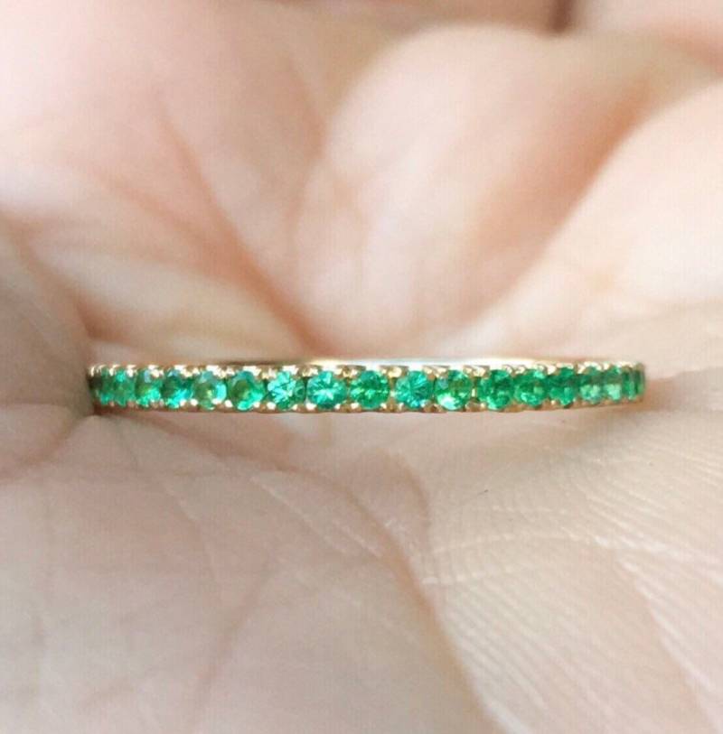 Smaragd Halbe Eternity 2mm Ring/Band Pave Infinity Grüner Geburtsstein Stacking Ehering von SARRIEL