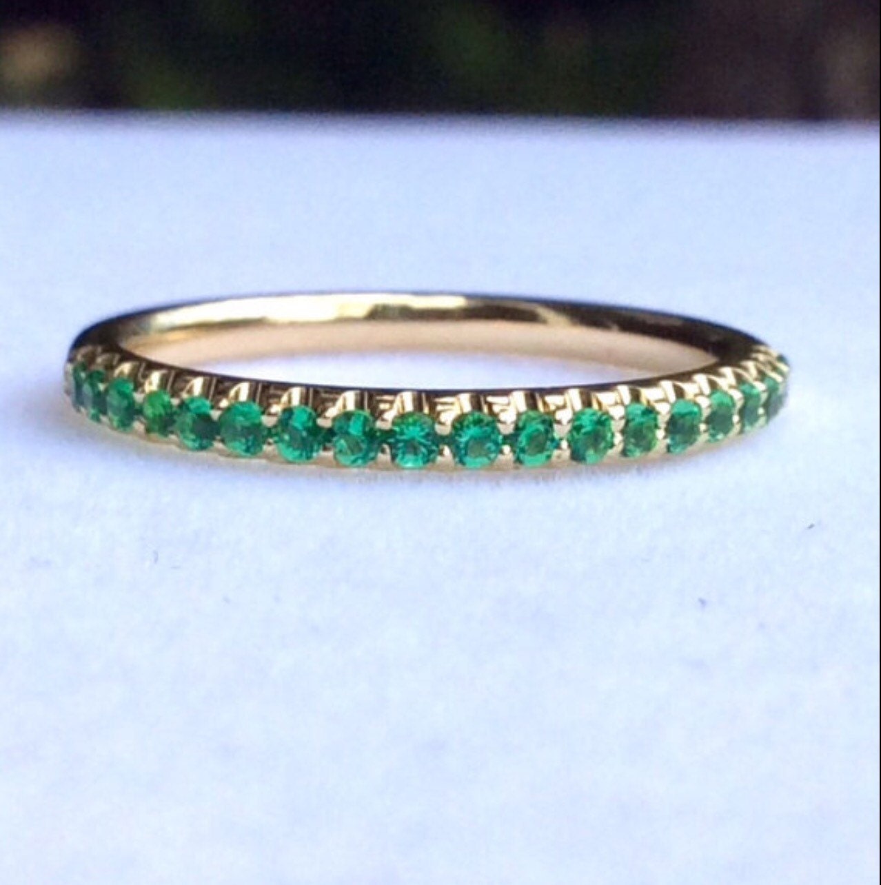 Smaragd Pave Band 1.8mm Ring/Halb Eternity Infinity Grüner Birthstone Stack Ehering Guard Smaragd Pave Band 1.8mm Ring/Halb Eternity Infinity Grüner Birthstone Stack Ehering Guard von SARRIEL