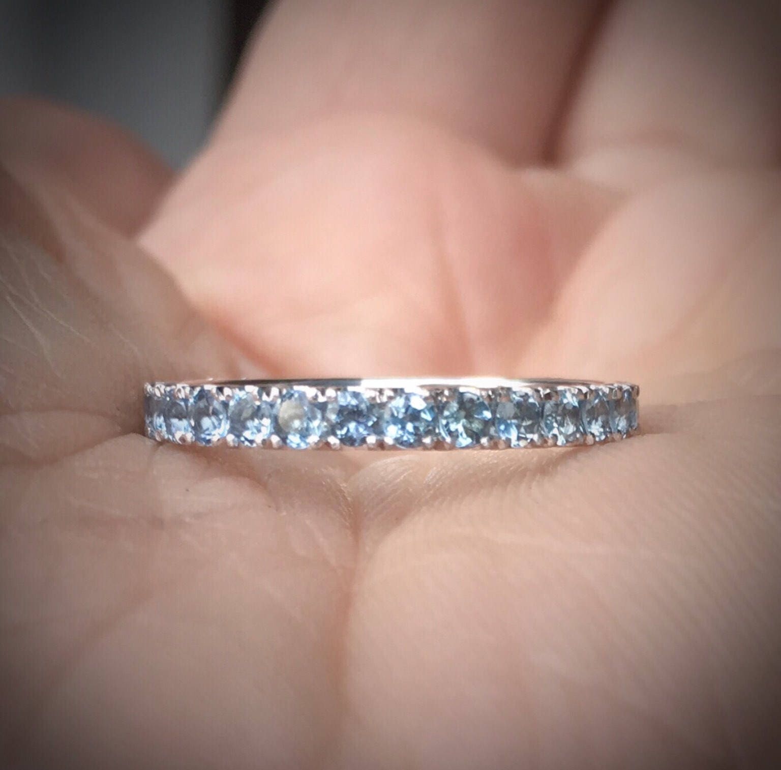 Sofort Lieferbar Aquamarin Pave Voll Eternity Ring/2.3mm Natürlicher Ehering März Birthstone Stapelring 14K Weißgold, #9 von SARRIEL