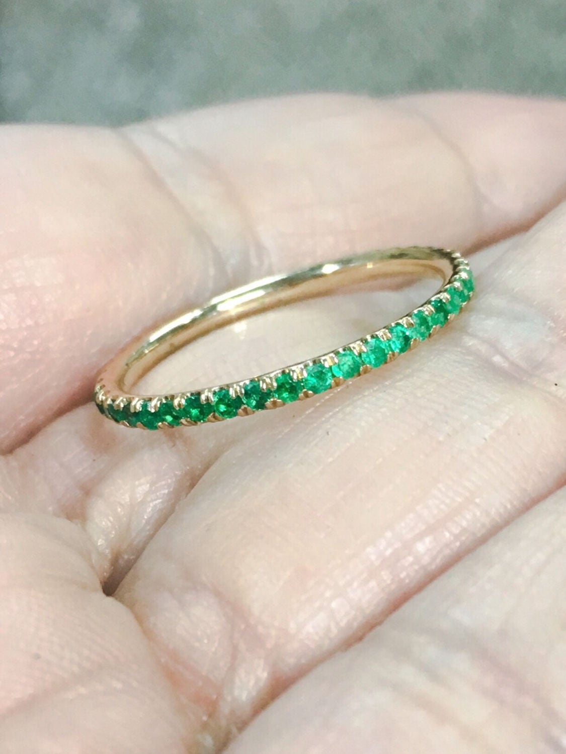 Sofort Lieferbar Smaragd Pave Band/1, 7mm Stapel Ring 35. Hochzeitstag Geschenk Mai Geburtsstein 18K Gelbgold # 5.5 von SARRIEL