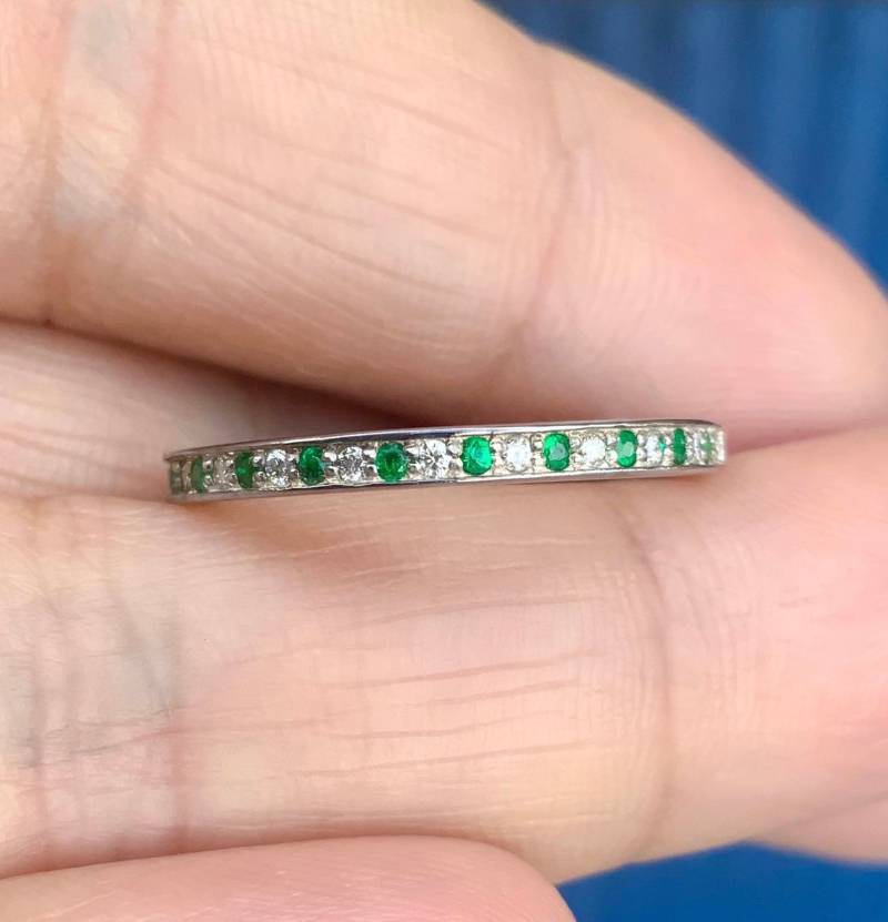 Wechsel Smaragd Diamant Halbe Eternity Ring/Pave 2 Mm Stacking W Diamanten & Smaragde Zwei Birthstone Ehering 14K 18K Platin von SARRIEL