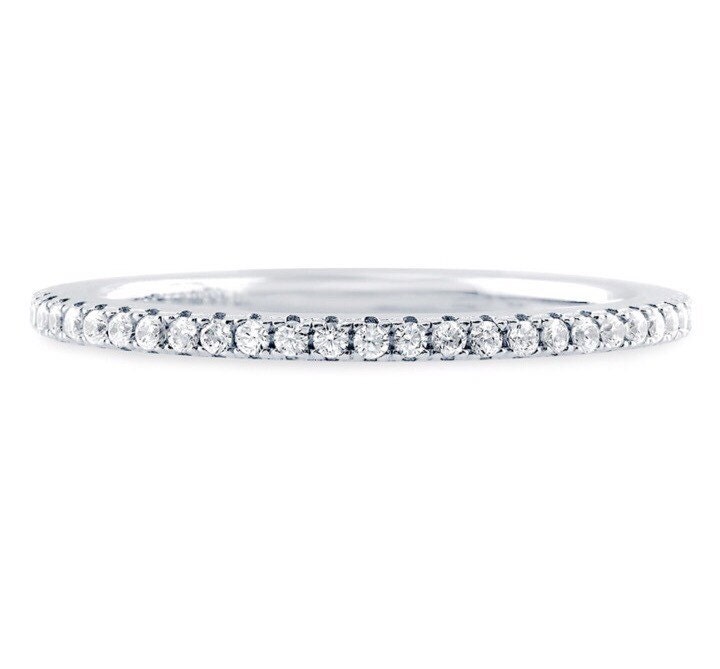 Weißer Saphir Eternity Band 1.5 Mm Pflastern Halb Infinity Ring Zierliche April Birthstone Stapelring Gaurd von SARRIEL