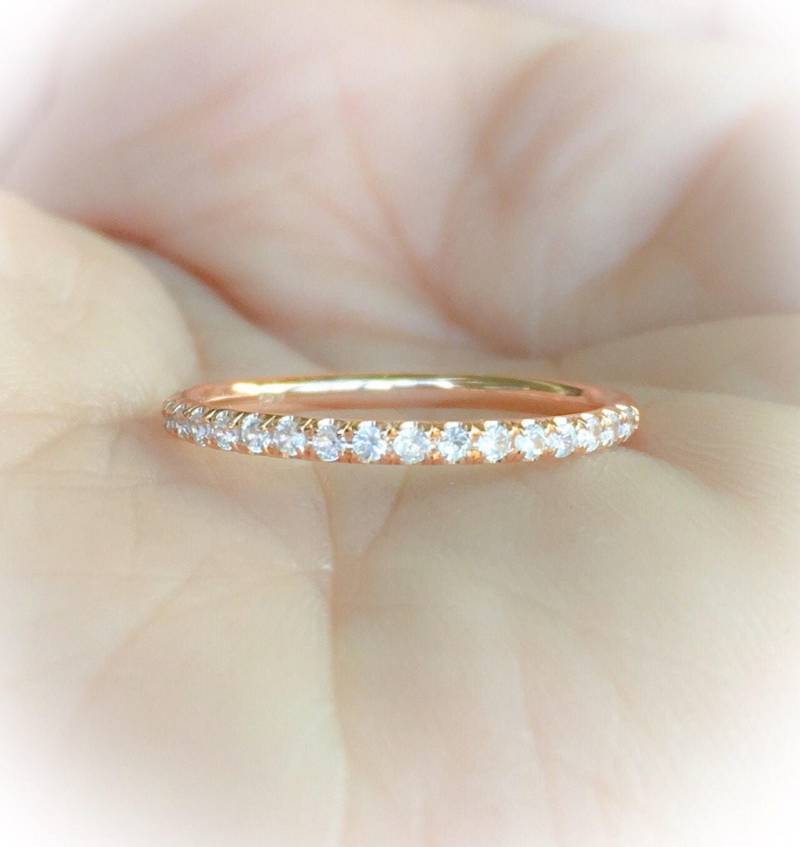 Weißer Saphir Ring Halbe Eternity Pave Band 1, 5mm Sapphire Stapeln Jubiläum Hochzeit Gaurd April Alternate von SARRIEL
