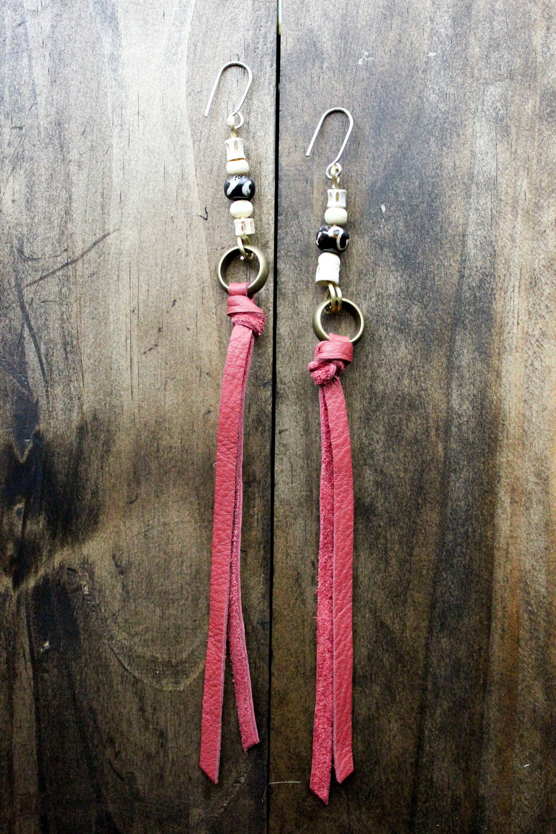 Leder Quaste | Knochen Ohrringe Leder-Ohrringe Statement Leder Quaste | Knochen Ohrringe Leder-Ohrringe Statement von SASSYBRASS