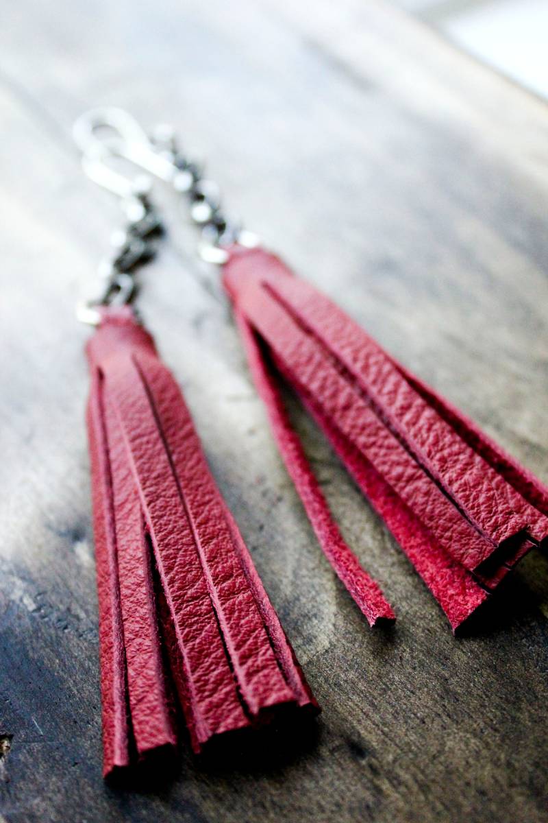 Rotes Leder Quaste Kette Ohrringe | Tassle Aussage Rotes Leder Quaste Kette Ohrringe | Tassle Aussage von SASSYBRASS