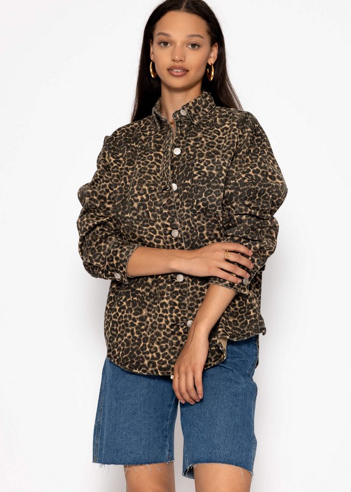 SASSYCLASSY Blusenjacke Hemdjacke aus Jeansstoff mit Leo-Print Hemdjacke aus Jeans im Leo Muster mit Metallknöpfen Beige Braun von SASSYCLASSY