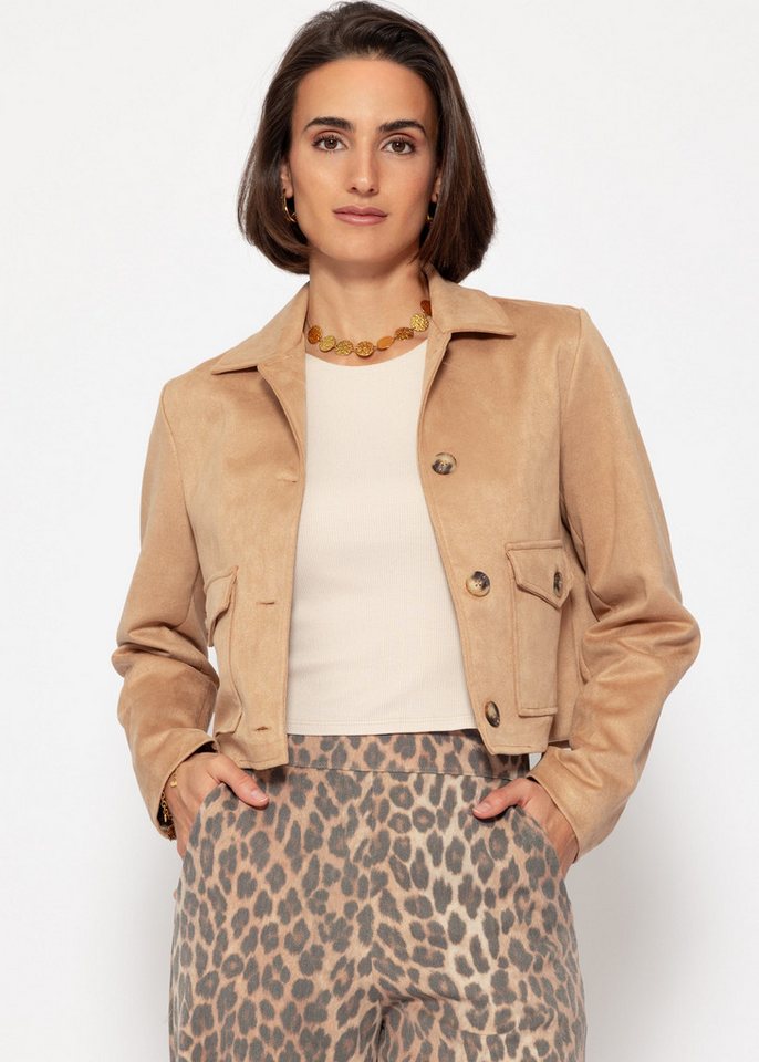 SASSYCLASSY Blusenjacke Wildleder Jacke Damen kurz mit Nahtführung Elegant Lockere Jacke in Lederimität mit aufgesetzten Taschen Beige Braun von SASSYCLASSY