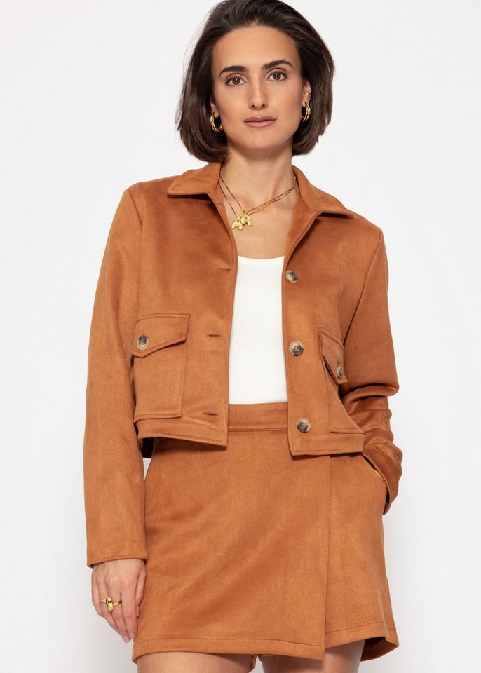 SASSYCLASSY Blusenjacke Wildleder Jacke Damen kurz mit Nahtführung Elegant Lockere Jacke in Lederimität mit aufgesetzten Taschen Beige Braun von SASSYCLASSY
