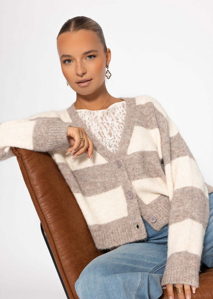 SASSYCLASSY Cardigan Cardigan mit Blockstreifen für Damen Kuschelige Strickjacke mit V-Ausschnitt im oversized Fit Beige Pink SASSYCLASSY Cardigan Cardigan mit Blockstreifen für Damen Kuschelige Strickjacke mit V-Ausschnitt im oversized Fit Beige Pink von SASSYCLASSY