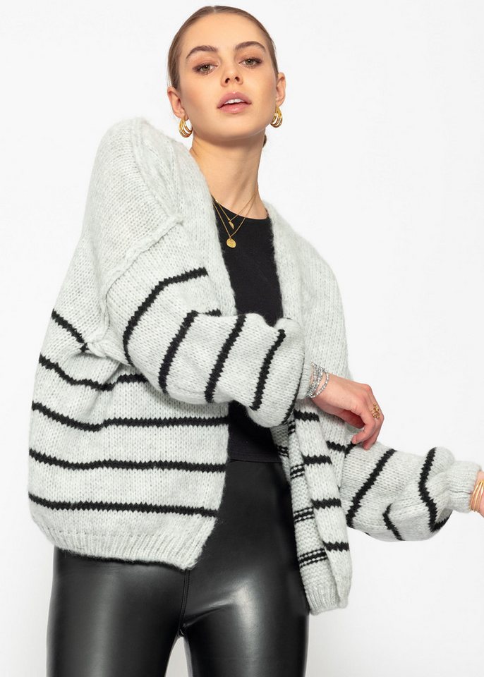 SASSYCLASSY Cardigan Cardigan mit Streifen und sichtbaren Außennähten Gestreifter Oversize Cardigan mit Außennähten Grau Schwarz SASSYCLASSY Cardigan Cardigan mit Streifen und sichtbaren Außennähten Gestreifter Oversize Cardigan mit Außennähten Grau Schwarz von SASSYCLASSY