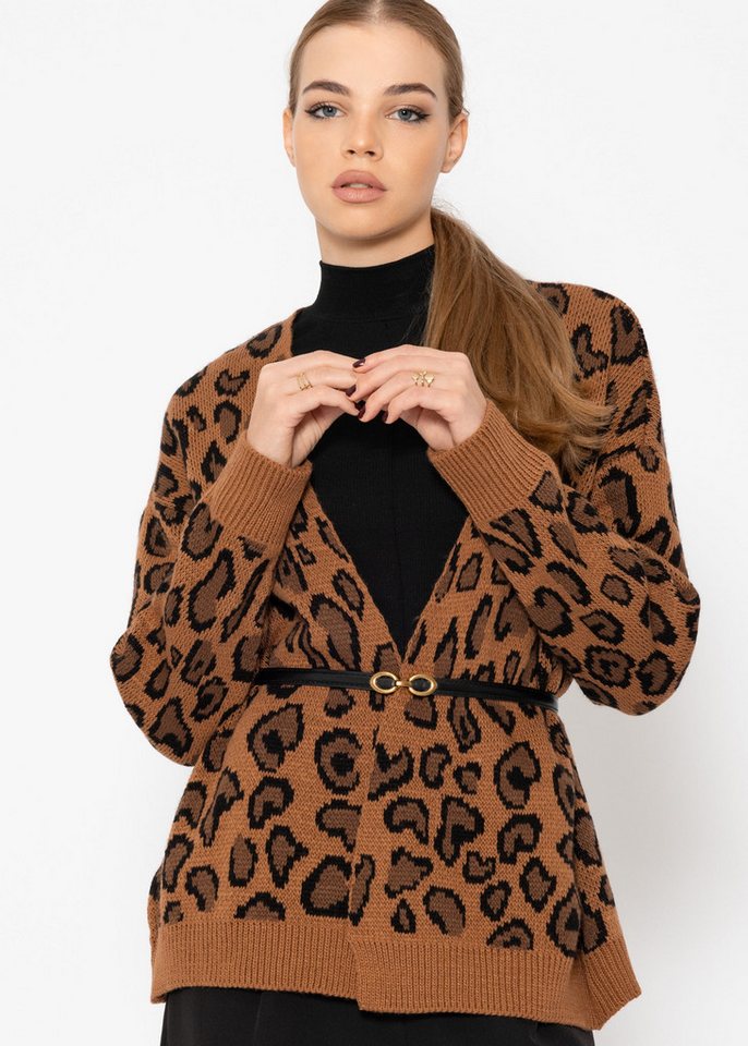 SASSYCLASSY Cardigan Leo Strickweste Damen mit V-Ausschnitt Elegant Offen fallender Cardigan mit Leoparden Muster aus Grobstrick Camel von SASSYCLASSY